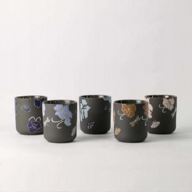 ఈ ప్రత్యేకమైన చేతితో పెయింట్ చేయబడిన పూల క్యాండిల్ హోల్డర్ ఎందుకు కొత్త Instagram ఇష్టమైనదిగా మారింది?