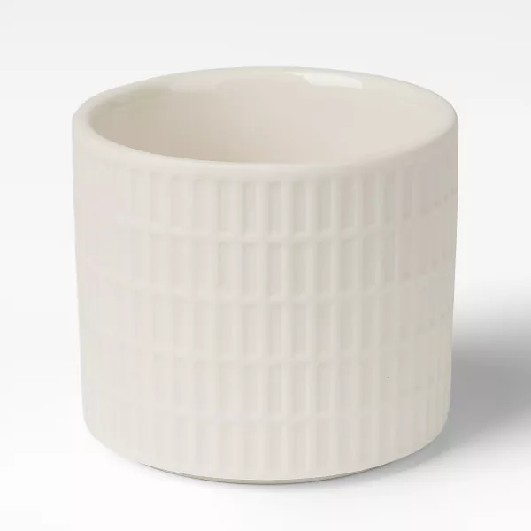 మిల్కీ వైట్ గ్రిడ్-ప్యాటర్న్డ్ సిరామిక్ క్యాండిల్ హోల్డర్స్